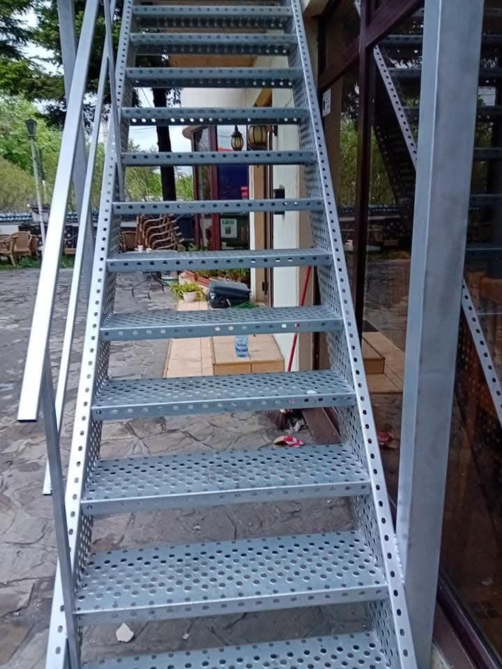 Scara metalica zincată