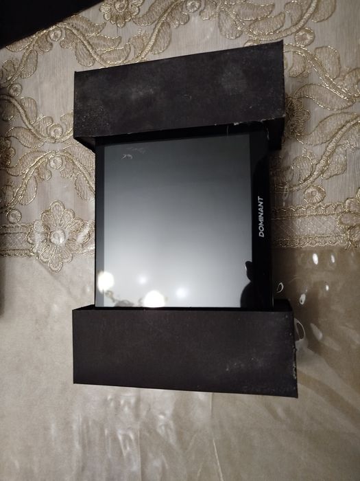 Tesla monitor lasetti