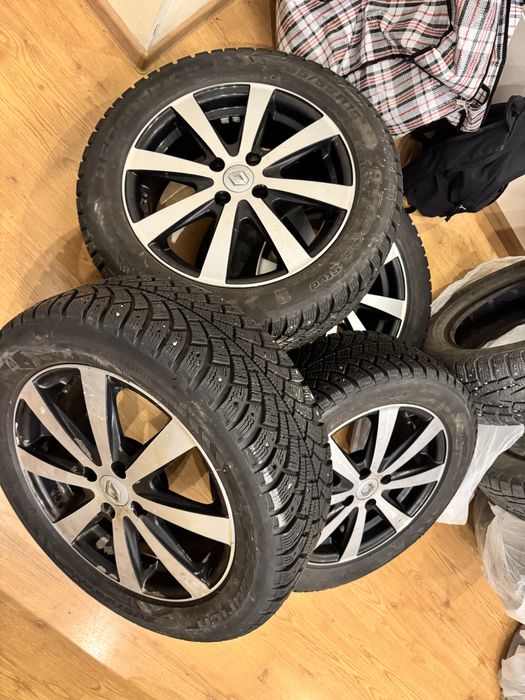 Продам зимнюю шипованную резину на дисках в очень хорошем состоянии