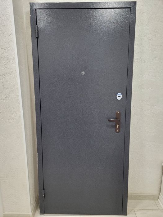Продаётся дверь с коробкой