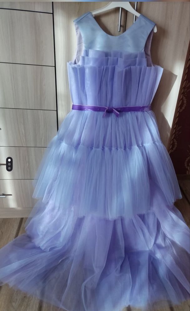 Платье нарядное на 12-14 лет