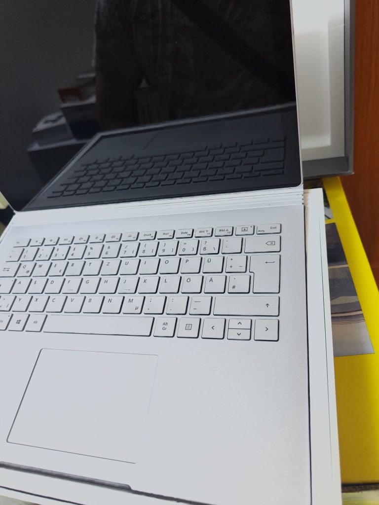 Microsoft Surface Book 2 la cutie