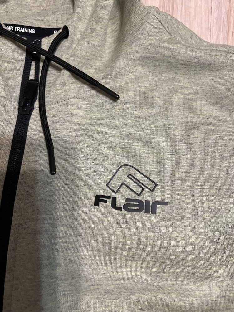Суичър FLAIR не е носен