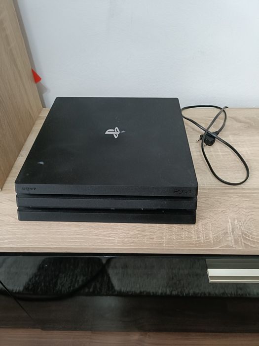 Vând PlayStation 4