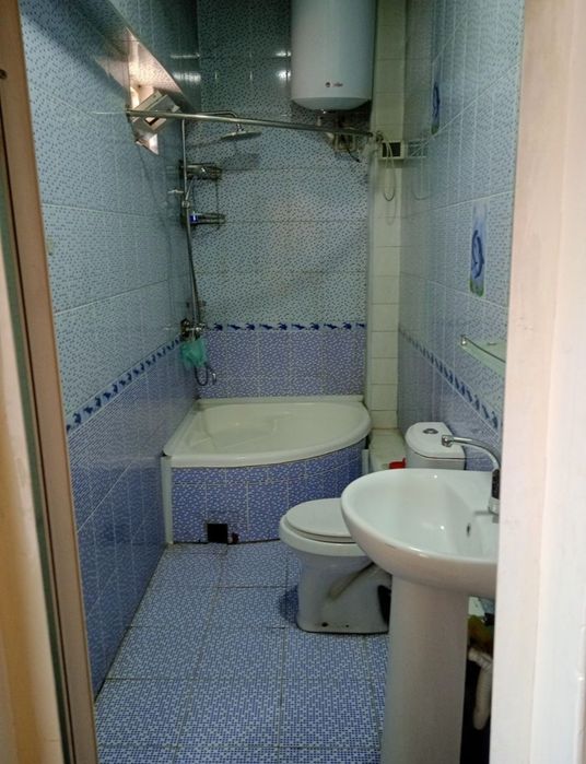 В Алмазарском р.возле 28 школы,сдается 3х комн.квартира