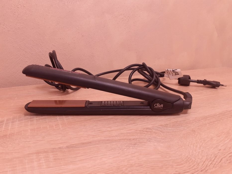 Vând urgent placa diva +cadou undulator de par