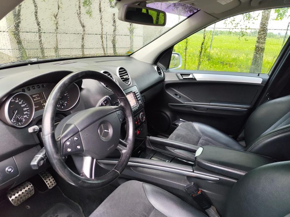 Mercedes-Benz ML Mercedes ML 320 – Putere, confort și stil!