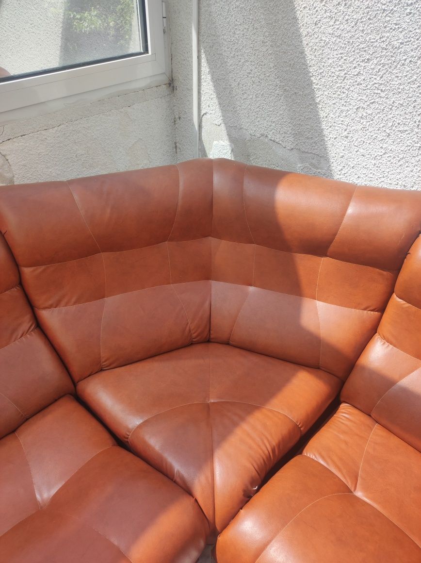 Кафяв ъглов кожен диван 210 х 250 см