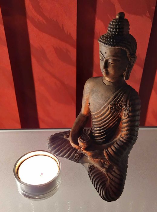 Statuetă Buddha meditând , cu un suport lumânare .Înălțime 15 cm.