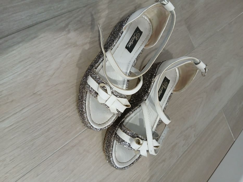 Sandale piele naturală  în stare perfectă  nr 36