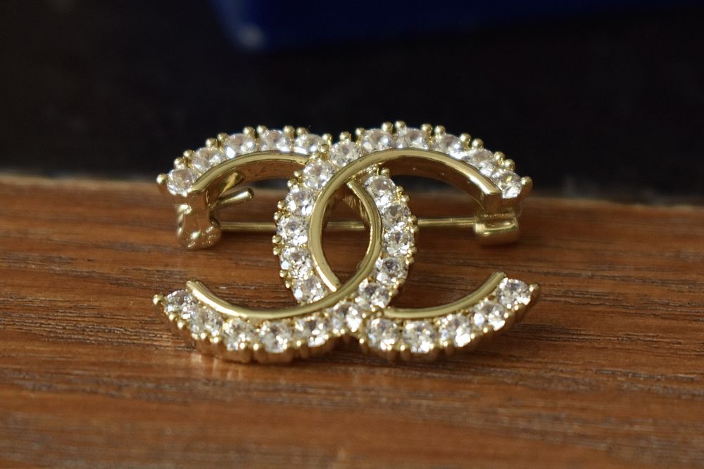 Стилна и фина брошка на Шанел Chanel CC Златиста