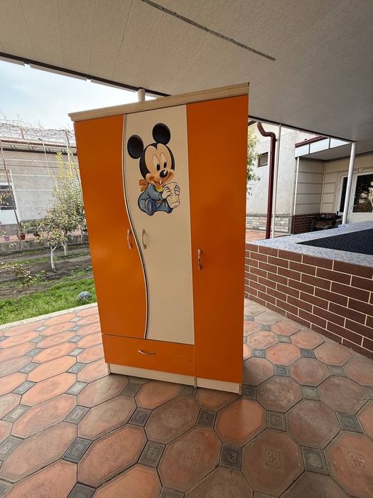 Детский шкаф с рисунком Микки Мауса в отличном состоянии