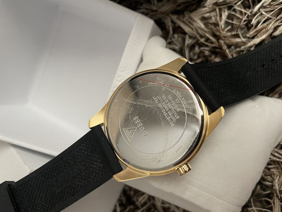 Ceas Guess, nou nout!  Culoare deosebita, la cutie!