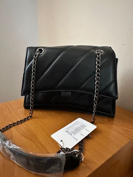 Чисто нова черна чанта с етикет