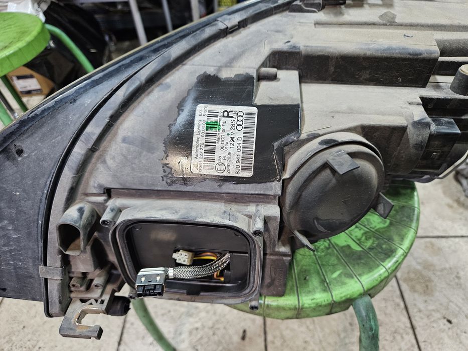 Set faruri originale bixenon audi tt mk2 8J coduri :  8J0941004D 8J094