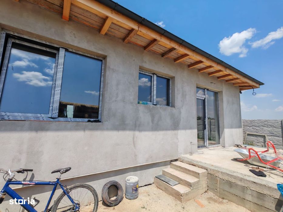 Casa parter 3 camere, dressing, curte 375 mp