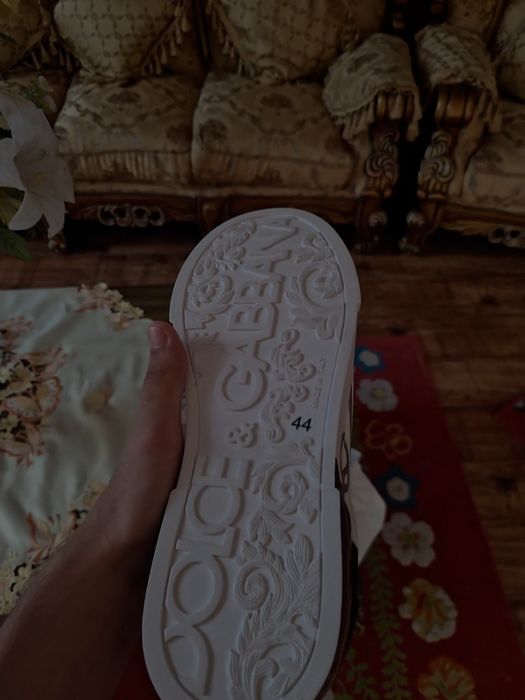 Dolce & Gabbana Adidași albi cu accente negre Stil și Eleganță