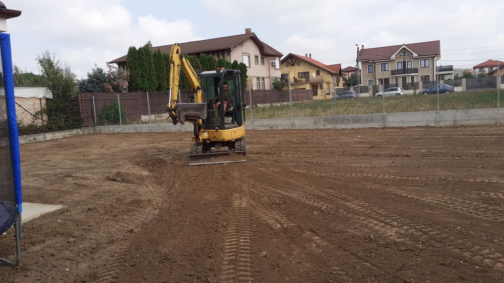 Amenajare curți exterioare cu gazon și piatră