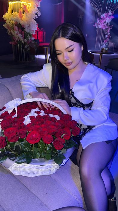 букет роз,цветы в корзине