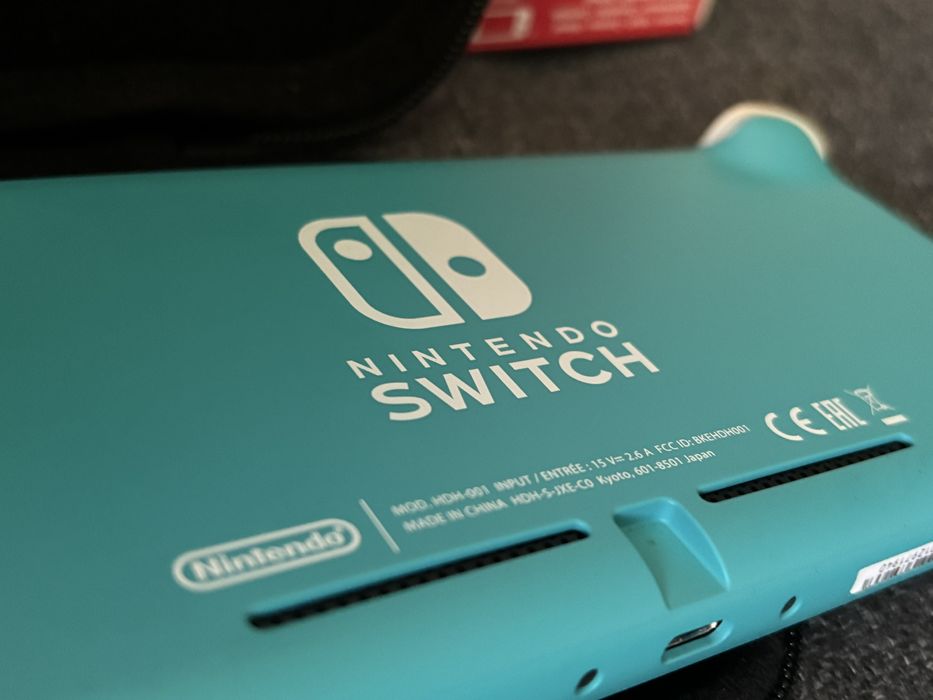 Nintendo Switch Lite. In cutie - cu toate accesotriile originale
