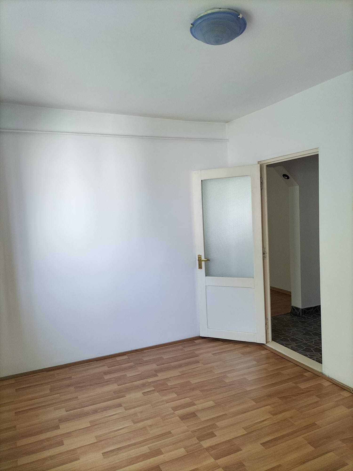 Vand apartament 2 camere semidecomandat