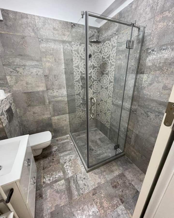 Renovări apartamente.gresie.faianța.parchet.zugrăveli.tencuieli.șape