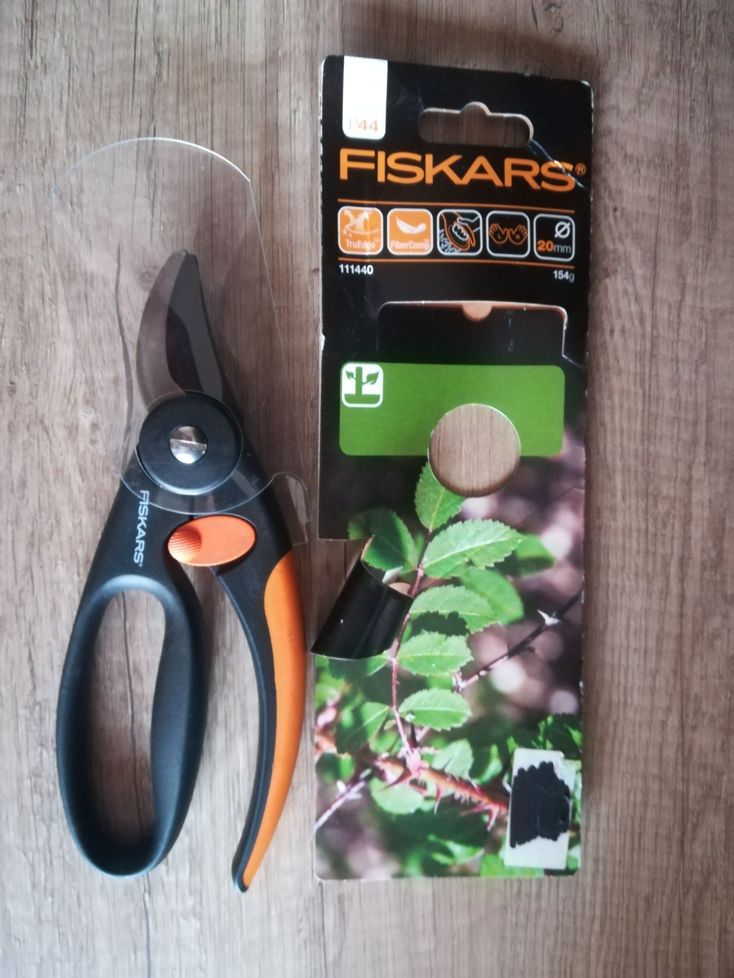 Foarfeca cu garda de protectie Fiskars P44