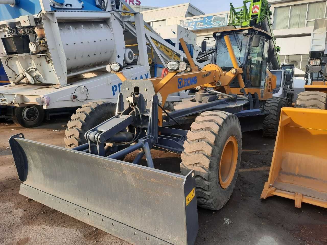 Автогрейдер XCMG GR180. бошка турдаги махсус техникалар хам мавжуд.