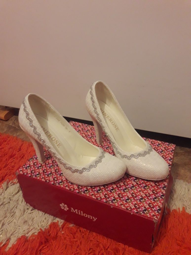 Срочно продам! Белые туфли.