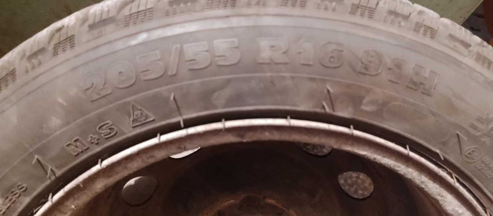 продавам 4 бр. зимни гуми 205/55/16 с метални джанти за БМВ 3