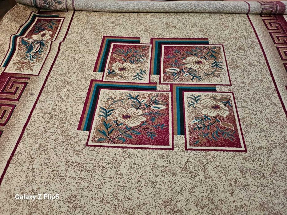 Ковер в хорошем состоянии.