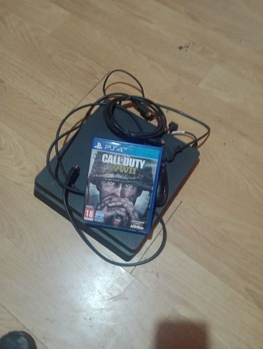 Vând PS4 cu un joc și cabluri și manetă