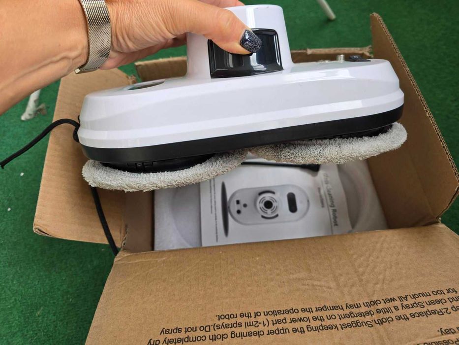 Робот за прозорци с дистанционно