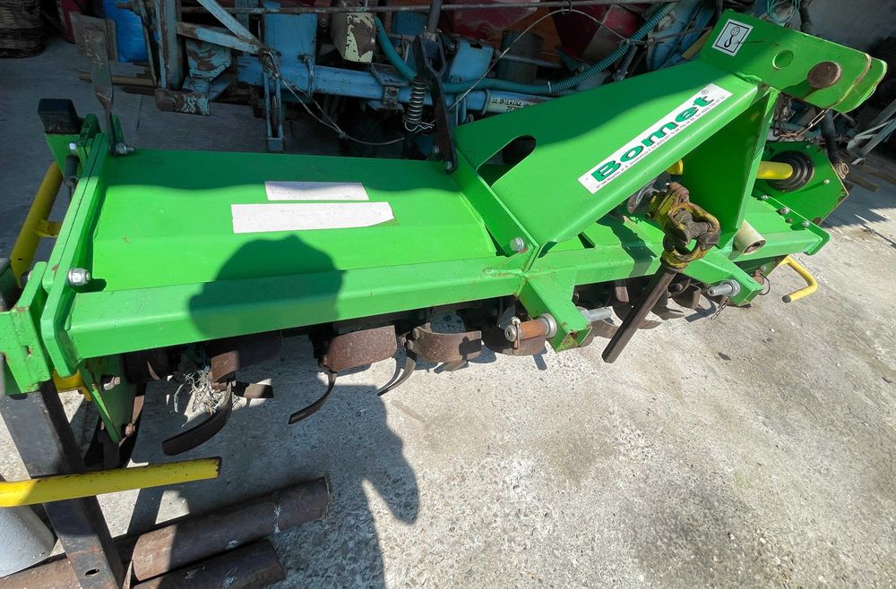 Vand JOHN DEERE 2040 + utilaje !