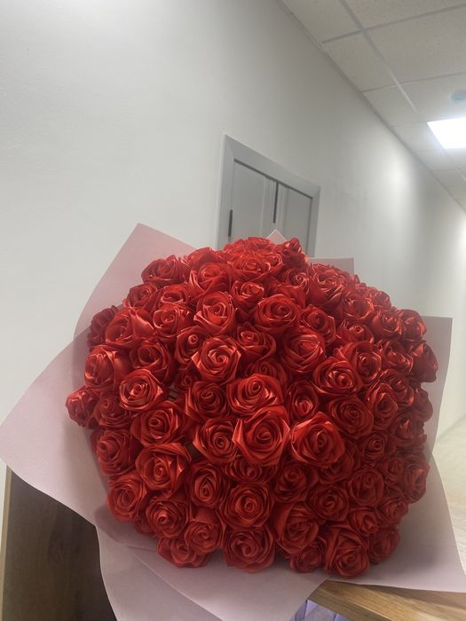 Продам букет из атласных лент в хорошем состоянии.Торг уместен .