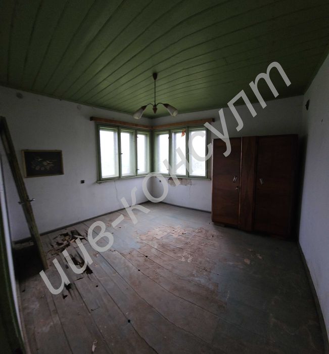 Двуетажна тухлена къща с търговски помещения, с. Ресен