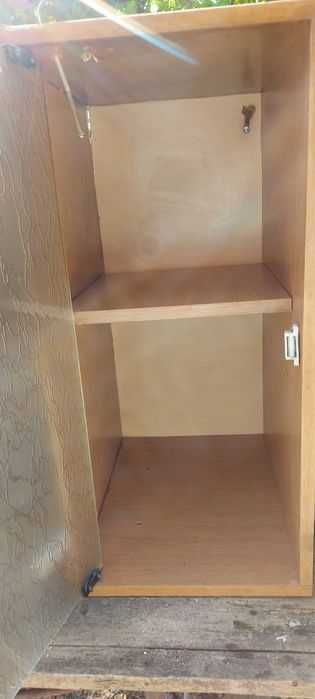 Шкаф - витрина за стена