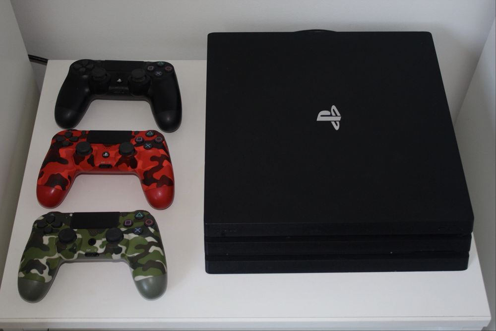 PlayStation 4 Pro 1TB + 3 controllere + Jocuri