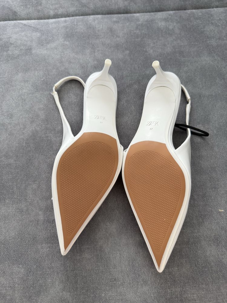 Pantofi albi Zara cu toc kitten