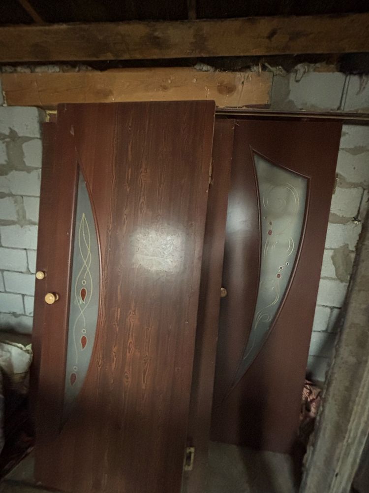 ағаш есік бәрі бар сынбаған топсалары түгел