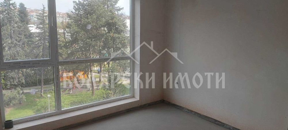 Двустаен апартамент до Практикер