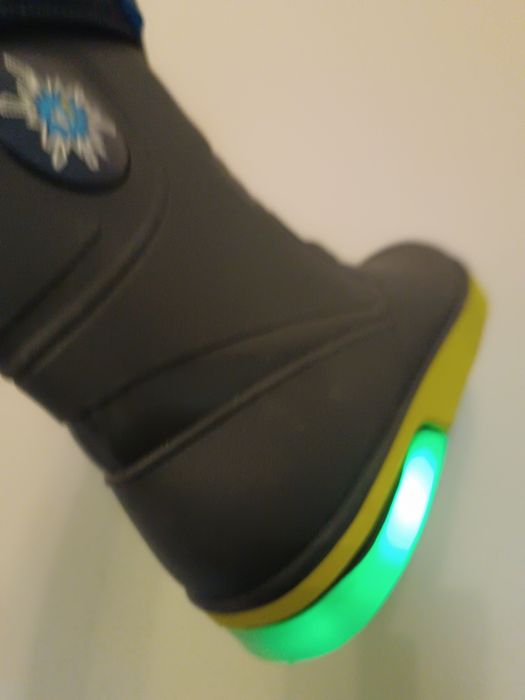 Чисто нови детски светещи гуменки ватирани ботуши