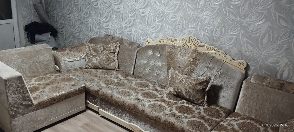 Продам диван в зал