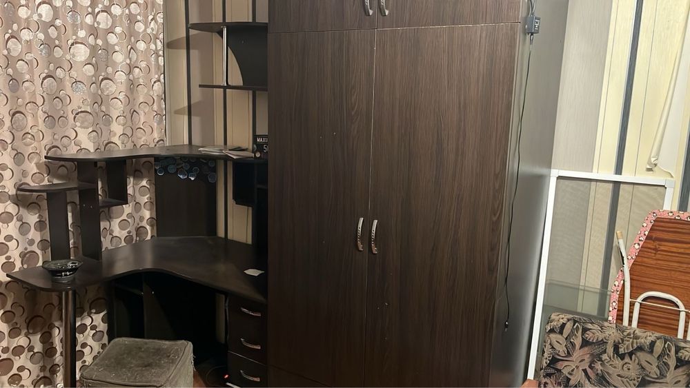 Продам шкаф и стол