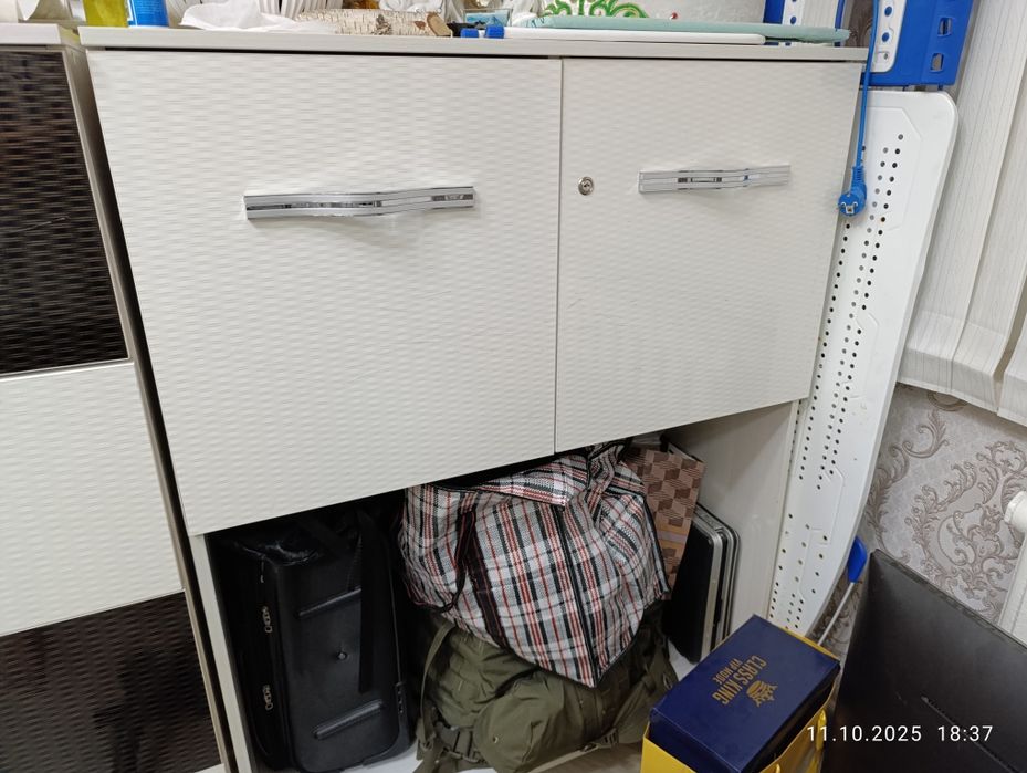 Продам шкафы и парты для спальни, детский