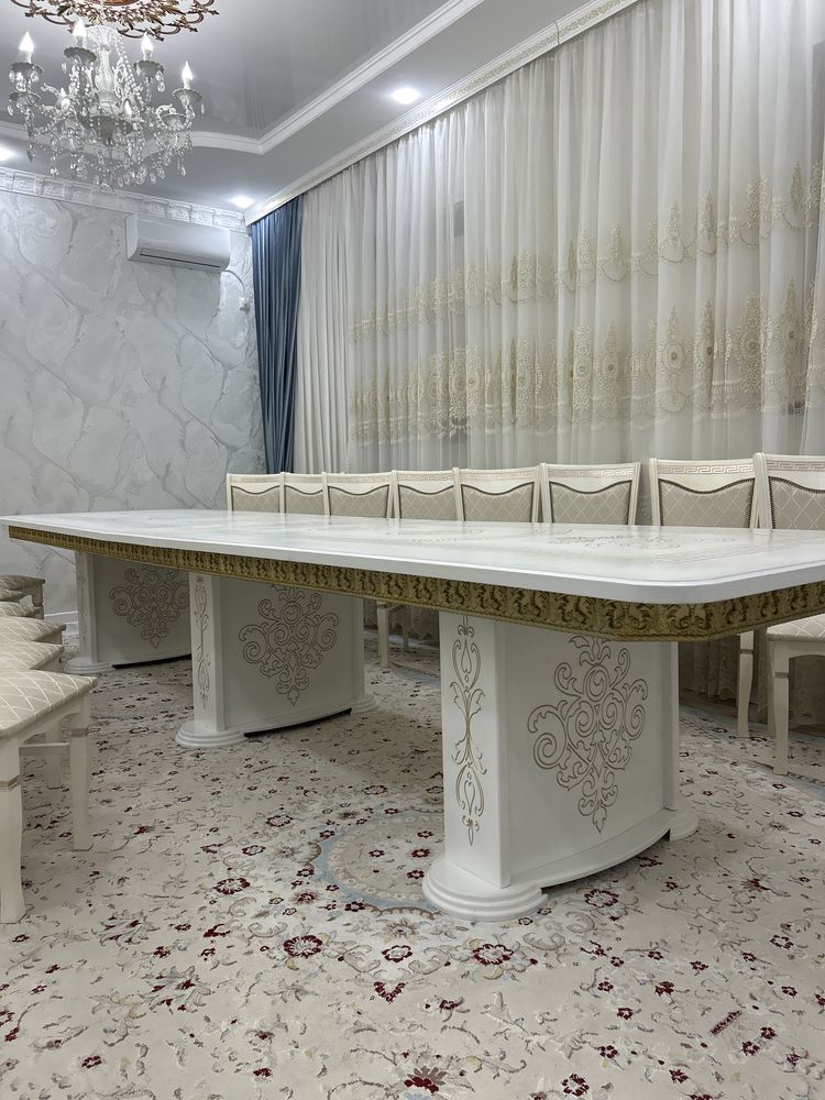 Гостиний стол с стулями