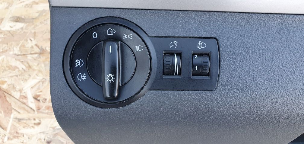 Planșă bord Touran facelift din 2010 cu airbag 5N0880201B  1T0880204E