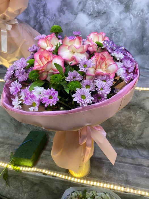 Jivoy gullar roza atirgul zakasga tabiy buket