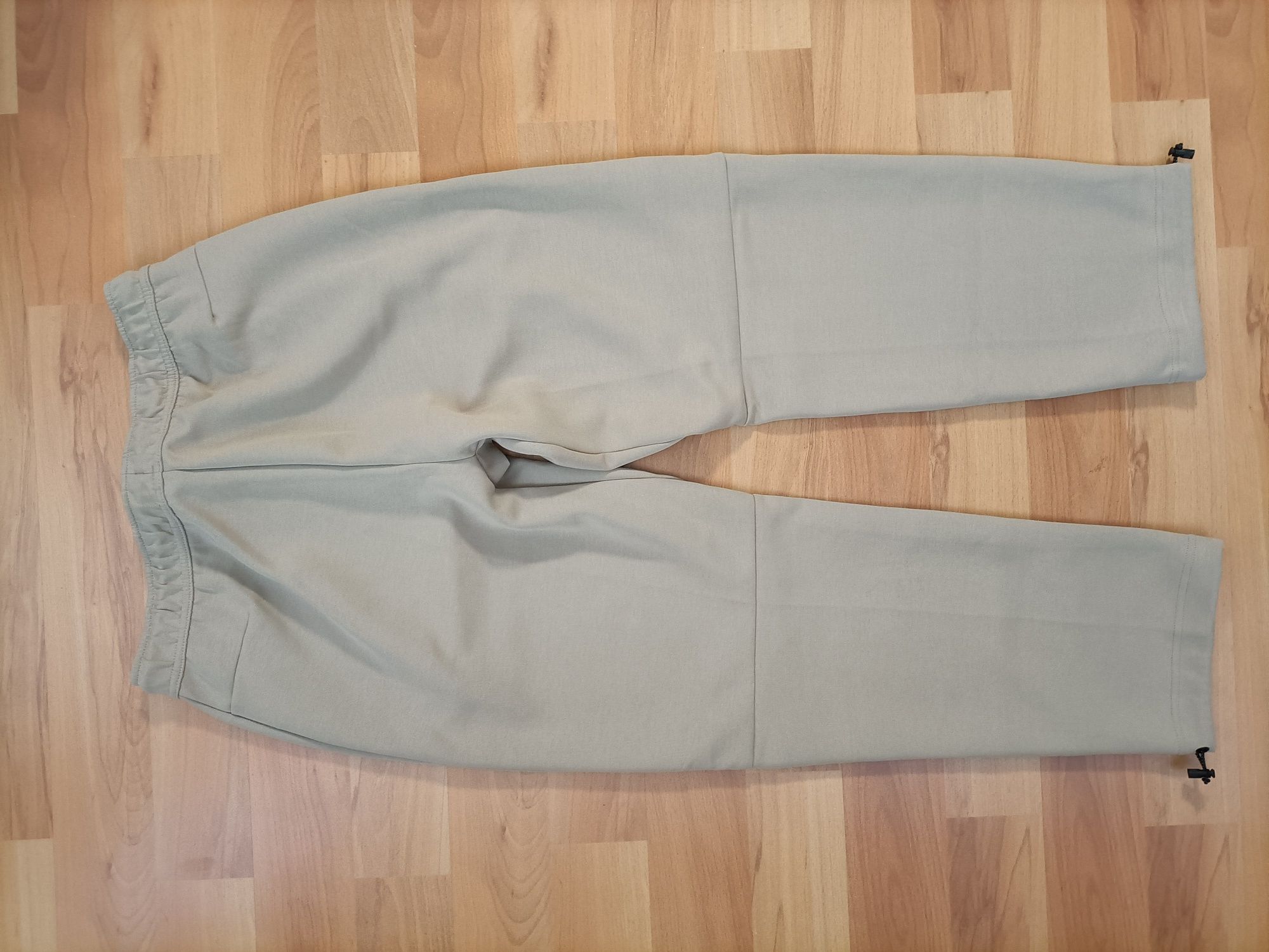 Vând pantaloni trening tech fleece