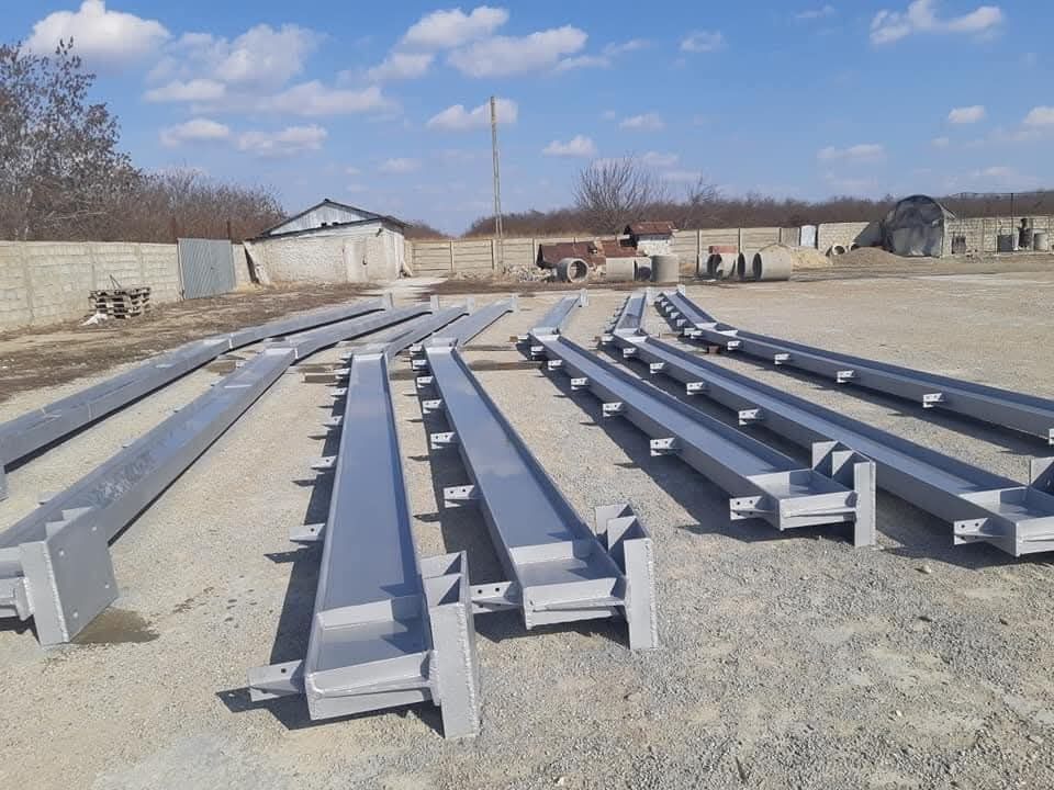 Dispunem de câteva construcții de hale metalice pe stoc .